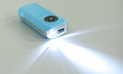 小巧实用 鱼嘴5600毫安LED灯移动电源批发推荐